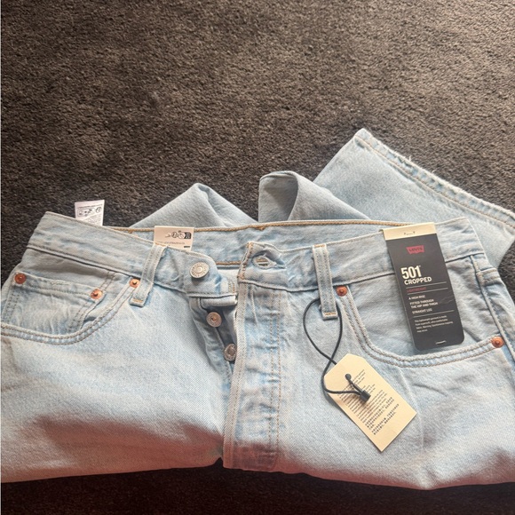 NWT Levis’s 501 Original Fit Cropped Lightweight Women’s Jeans - Picture 2 of 6